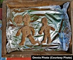 Păpușile din lut „Muma Ploii” și „Tatăl Soarelui”.