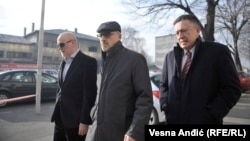 Predrag Bubalo (u sredini) ispred suda u Beogradu