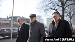 Predrag Bubalo (u sredini) ispred suda u Beogradu