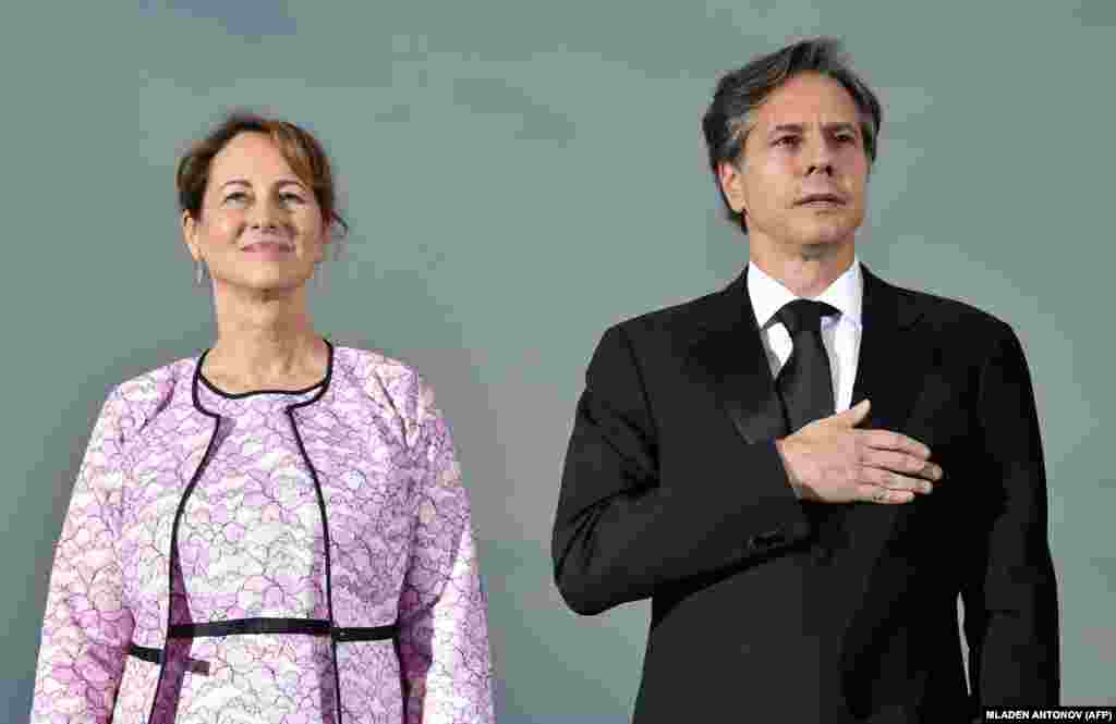 Antony Blinken volt helyettes védelmi miniszter és&nbsp;Segolene Royal akkori fenntartható fejlődésért felelős francia miniszter egy gálavacsorán vesz részt 2015-ben. A kép a himnusz eléneklése közben készült.