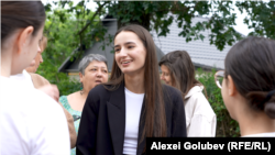 Victoria Uzun (centru), de la liceul din Etulia, Găgăuzia, a luat 10 pe linie la Bacalaureat. Elevii cu media 10 provin din diferite raioane: Anenii Noi, Bălți, Căușeni, Chișinău, Criuleni, Drochia, Hîncești, Nisporeni, Soroca, Ștefan Vodă, Ungheni, dar și din UTA Găgăuzia.