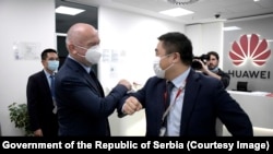 Ministar za tehnološki razvoj u Vladi Srbije Nenad Popović (levo) u poseti inovacionom razvojnom centru kompanije Huawei u Beogradu, 19. maj 2020.