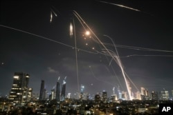 Sistemi kundërajror izraelit, Kupola e Hekurt, duke rrëzuar raketat iraniane mbi Tel Aviv më 13 qershor 2025.