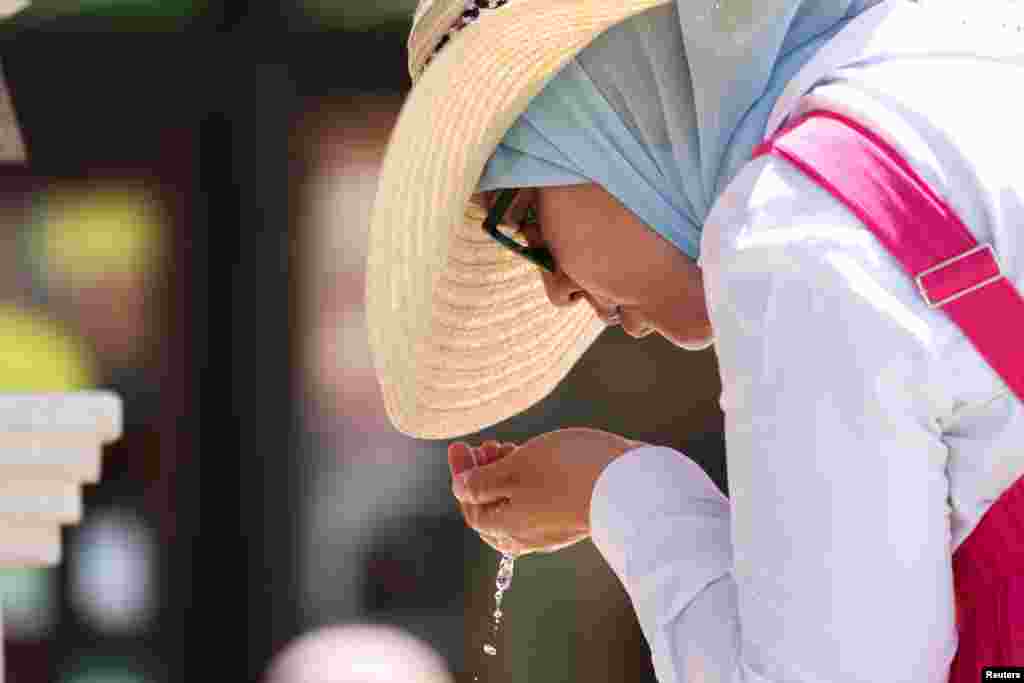 Szerbiában a 19. század óta a legmagasabb hőmérsékletet regisztrálták, Szlovéniában is szombaton mérték az eddigi legmelegebb júniusi hőmérsékletet. Bosznia-Hercegovinában szintén tikkasztó volt a hőség, a fotón egy nő próbálja lehűteni magát egy kútnál Szarajevóban június 25-én