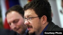 Филип Стојановски за време на панел-дискусијата „Водење на јавната дебата на повисоко ниво: Социјални медиуми како олеснителен фактор за партиципативна демократија“ во ЕУ инфоцентарот во Скопје.