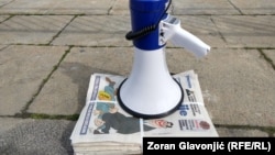 Detalj sa protesta nezavisnih novinara i medijske koalicije protiv pritisaka na medije, megafon na svežnju novina Danas, sa karikaturom predsjednika Srbije Aleksandra Vučića, mart 2021.