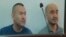 Атыраулық азаматтық белсенділер Макс Боқаев (сол жақта) пен Талғат Аян сотта отыр. Атырау, 12 қазан 2016 жыл.