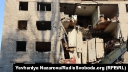 ზაპოროჟიეზე რუსული დრონებითა და რაკეტებით შეტევის შედეგად დანგრეული საერთო საცხოვრებელი. 2025 წლის 30 ოქტომბერი