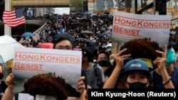 Demonstranti tokom marša u Hong Kongu u subotu, 19. oktobra 