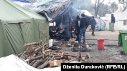 Čekajući zimu u kampu Vučjak 