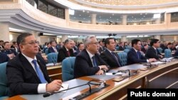 Ұсталғаны жөнінде сыбыс тарағаннан кейін алғаш рет жұрт алдына көрінген сыртқы істер министрі Мұрат Нұртілеу (алдыңғы қатарда сол жақта) парламентте президент жолдауын тыңдап отыр. Астана, 8 қыркүйек, 2025 жыл.