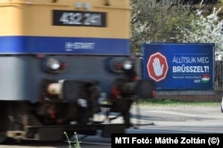 A kormány egyik „nemzeti konzultációjának" plakátja 2017-ből