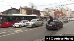 Србија -- 20-годишна студентка беше тешко повредена во Белград кога во неа удри автомобил за време на протест, 16 јануари 2025 година.