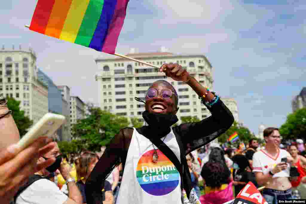 Az LMBTQ+ közösség jelképét, a szivárvány színű zászlót lengeti a magasban az egyik amerikai résztvevő.