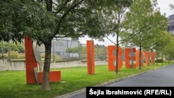 Cuvântul „Liberty” în fața sediului central al Europei Libere (RFE/RL) de la Praga (fotografie de arhivă). 