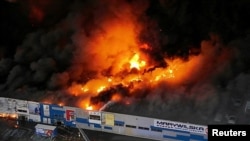 Centrul comercial Marywilska 44 din Varșovia, cuprins de un incendiu uriaș, pe 12 mai 2024.