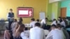 Profesorul de istorie Ion Ciocan în timp ce predă la liceul „Elada” din Măcărești, unde a învățat și el, la vremea lui. 