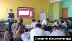 Profesorul de istorie Ion Ciocan în timp ce predă la liceul „Elada” din Măcărești, unde a învățat și el, la vremea lui. 