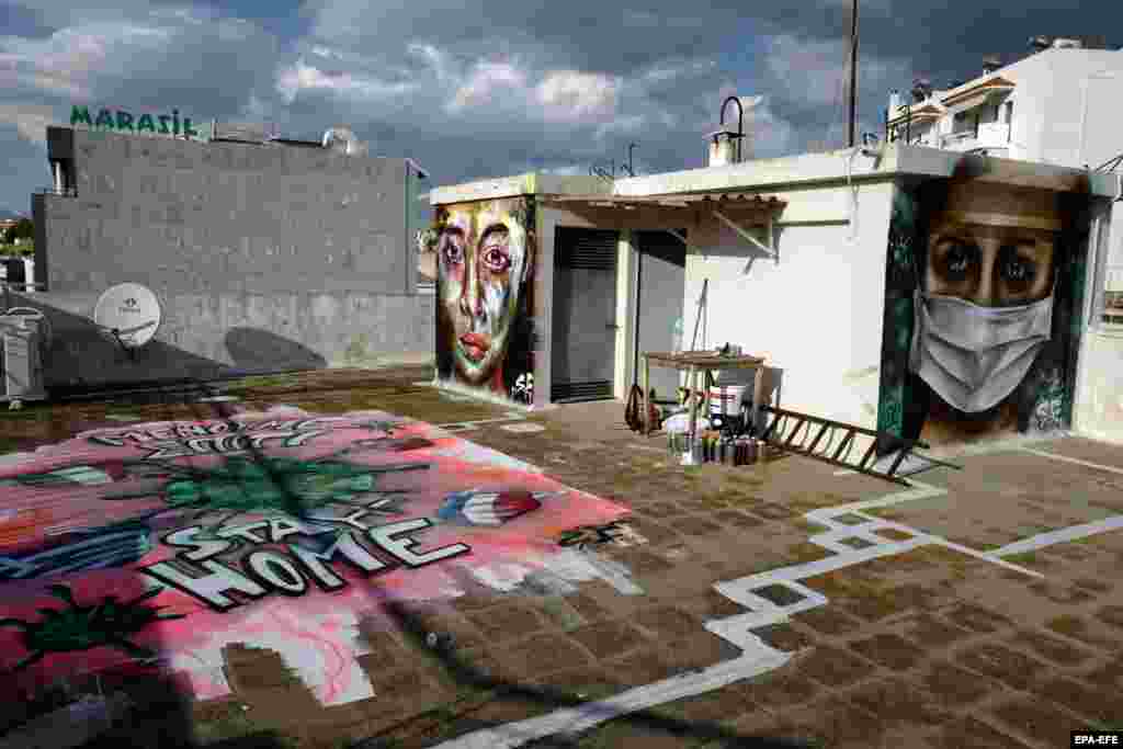 Графити од 16-годишно момче по име С.Ф. на терасата на неговиот дом во централна Атина.