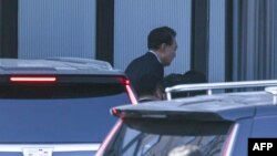 Južnokorejski smijenjeni predsjednik Yoon Suk Yeol stiže u zgradu u kojoj se nalazi Ured za istragu korupcije za visoke zvaničnike (CIO) u Gwacheonu 15. januara 2025. 