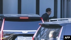 Južnokorejski smijenjeni predsjednik Yoon Suk Yeol stiže u zgradu u kojoj se nalazi Ured za istragu korupcije za visoke zvaničnike (CIO) u Gwacheonu 15. januara 2025.