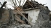 Знищений обстрілами будинок в Донецьку, грудень 2016 року