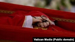 A Ferenc pápa halála utáni első felvételek egyike 2025. április 22-én. A katolikus egyházfő nyitott koporsóját vatikáni lakhelyén, a Szent Márta-házban ravatalozták fel
