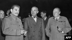 Iosif Stalin (stânga), Harry S. Truman (centru) și Winston Churchill (dreapta) la Conferința de la Potsdam, 2 august 1945