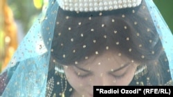 Aktivistë për të drejta të njeriut pretendojnë se prindërit taxhikë shfrytëzojnë zbrazëtitë ligjore në ligj, për t’i shtyrë vajzat drejt martesës.