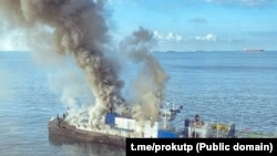 Буксир, що горить, у порту «Кавказ», фото Південної транспортної прокуратури РФ 