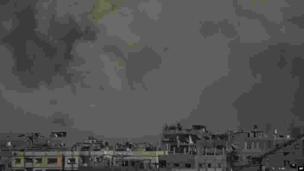 Füst Gázaváros felett az augusztus 24-i izraeli légicsapás után. Izrael ebben a hónapban jóváhagyta, hogy egész Gázavárost az ellenőrzése alá vonja, azzal az indokkal, hogy a település a Hamász fegyveres milícia utolsó bástyája. Izrael védelmi minisztere, Israel Katz vasárnap bejelentette, hogy folytatják a támadást Gázaváros ellen, ahol segélyszervezetek és az ENSZ szerint humanitárius válságot okoz az éhínség