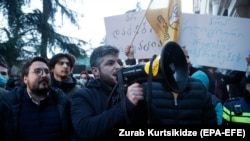 В Тбилиси започнаха протести с искане за извънредни парламентарни избори.
