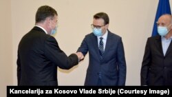 Mirosllav Lajçak dhe Petar Petkoviq gjatë takimit në Beograd, 16 tetor, 2020.