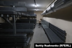 Девојка обиколува нуклеарно засолниште во Киев на 26 септември 2024 година. Засолништето од времето на Студената војна беше реновирано и отворено за јавноста кон крајот на минатата година.