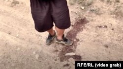 Aleksandr Melkumyan mbi njollat e gjakut të vjehrrës së tij të vrarë.