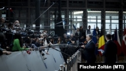 Orbán Viktor válaszol a sajtónak az uniós csúcsra menet Brüsszelben, 2025. június 26-án