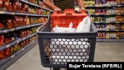 Kupovina u prodavnici u Leposaviću, sever Kosova, novembar 2024.