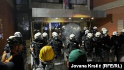 Kordon policije ispred Filozofskog fakulteta tokom antivladinog protesta, 5.9.2025.