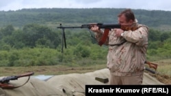 Министърът на отбраната Красимир Каракачанов по време на военно учение на 2 юни край Шумен