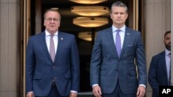 გერმანიის თავდაცვის მინისტრი ბორის პისტორიუსი და აშშ-ის თავდაცვის მინისტრთან პიტ ჰეგსეთი