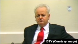 Miloševićevo nasilje nad Albancima je faktor koji pravi veliku razliku između slučaja Katalonije i Kosova: Slobodan Milošević u Hagu