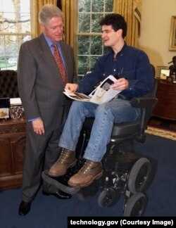 Изобретатель "умного" инвалидного кресла ibot Дин Кеймен с президентом США Биллом Клинтоном. 2000 год