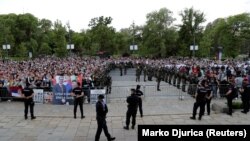 Pristalice vlasti na levoj i opozicije na desnoj strani tokom protesta ispred Skupštine Srbije u Beogradu, 11. maja 2020.
