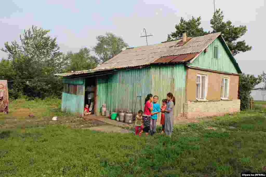 У Зулкайнара Ергашева и его жены Зухры семеро детей.