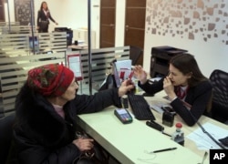 Banki ügyintézővel beszélget egy nő egy moszkvai bankban