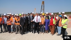 Премиерът Борисов и представители на изпълнителя Аркад близо до строежа на българската част от газопровода "Турски поток".