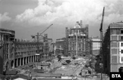 Строежът на Партийния дом, сградата на Министерския съвет (вляво) и тогавашната сграда на Министерството на енергетиката, днес - Президентството (вдясно). Началото на 1950-те