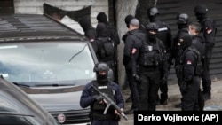 Pretres stadiona kluba Partizan u Beogradu, 4. februara 2021. Policija je pretresla je stadione dva najveća fudbalska kluba u Srbiji, nakon što je uhapsila 17 osoba povezanih sa zloglasnim navijačkim grupama optuženim za organizovani kriminal, trgovinu drogom i ubistva.