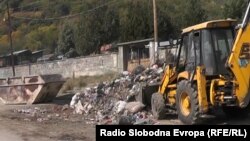 Расфрлан смет во близина на гробиштата во Тетово. 