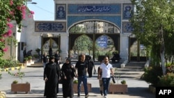 Илустрација, Иранците гласаат во иранскиот конзулат во северниот сириски град Алепо на 28 јуни 2024 година, за претседателските избори во Исламската република на 28 јуни 2024 година.